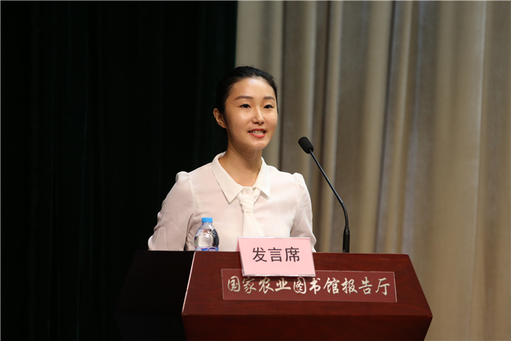 在校生代表张馨月发言.jpg