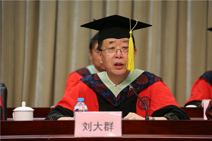 中国农业科学院党组成员、研究生院院长刘大群教授主持毕业典礼1.jpg