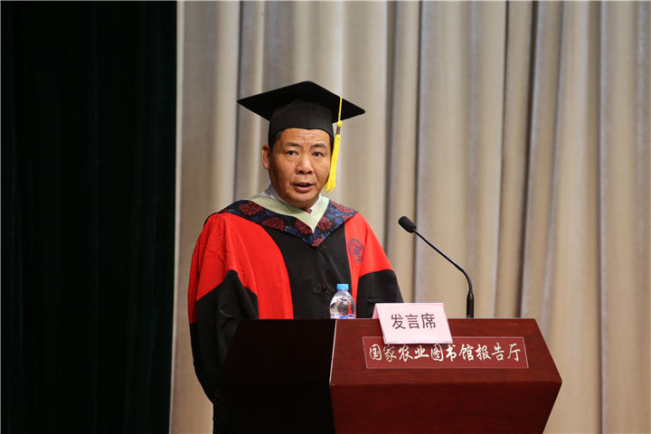 罗长富副院长宣布《关于表彰2017年度优秀毕业生的决定及支援西部毕业生的决定》.jpg