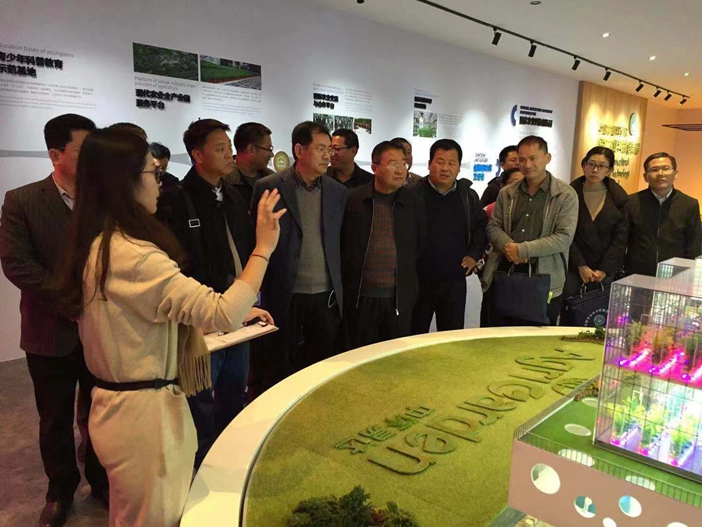 研修班学员参观农业科技展示园.jpg